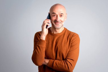Kel kafalı, kendinden emin olgun bir adamın portresi. Son sınıf öğrencisi süveter giyiyor ve beyaz bir geçmişi var. Boşluğu kopyala. 