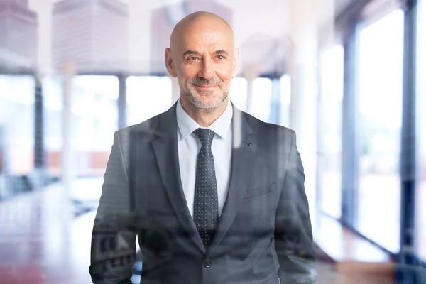 Retrato Homem Negócios Confiante Vestindo Terno Gravata Enquanto Estava Sala — Fotografia de Stock