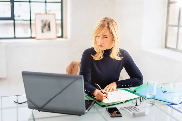 迷人的女商人坐在办公桌前 用笔记本电脑工作 专业女性写作和在办公室工作 — 图库照片
