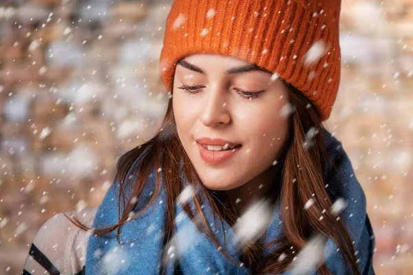 閉じるまでの美しい笑顔の女性の雪の中に立っている ニット帽とスカーフを着てブロンドの髪の女性 コピースペース — ストック写真