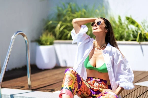 Atrakcyjna Kobieta Ubrana Strój Plażowy Okulary Przeciwsłoneczne Podczas Relaksu Basenie — Zdjęcie stockowe
