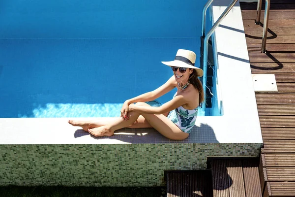 Full Length Attractive Woman Wearing Swimwear Straw Hat While Relaxing — Foto de Stock