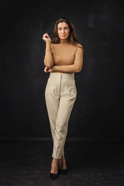 Pełna Długość Atrakcyjnej Kobiety Średnim Wieku Noszącej Sweter Spodnie Stojącej — Zdjęcie stockowe