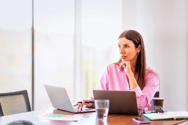 Myśląca Bizneswoman Korzystająca Laptopów Siedząc Przy Biurku Pracując Nowoczesnym Biurze — Zdjęcie stockowe