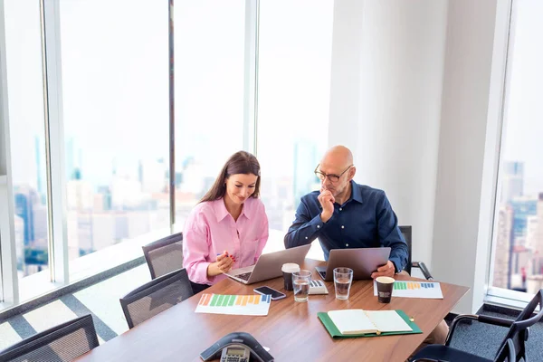 ビジネスミーティングを持つビジネス人のグループ 会議室のテーブルに座って ノートパソコンで作業する金融アシスタント女性と自信のあるビジネスマン チームワーク — ストック写真