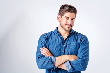 Beyaz arka planda kolları çapraz duran beyaz gömlekli beyaz bir iş adamının stüdyo fotoğrafı. Boşluğu kopyala.