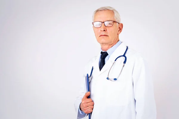 Starszy Lekarz Fartuchu Laboratoryjnym Stetoskopie Trzymający Notatnik Ręce Stojący Białym — Zdjęcie stockowe