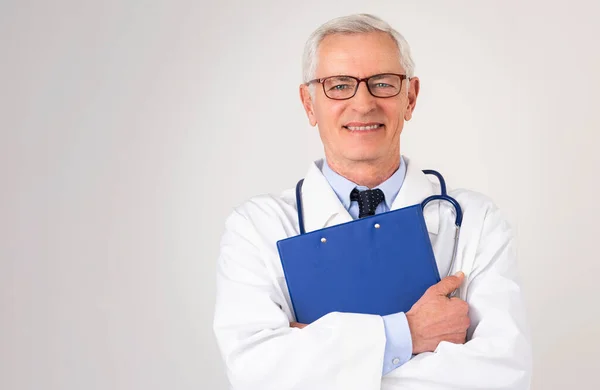Senior Manliga Läkare Bär Labbrock Och Stetoskop Och Hålla Urklipp — Stockfoto