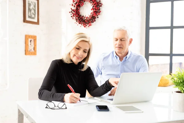 Elderly Couple Sitting Home Usin Laptop Together Blond Haired Woman — Stock Photo, Image