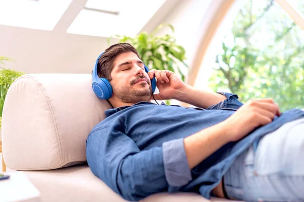 Foto Apuesto Hombre Mediana Edad Con Auriculares Escuchando Música Mientras —  Fotos de Stock