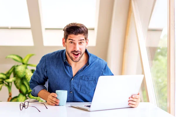 Glücklicher Geschäftsmann Sitzt Schreibtisch Und Nutzt Laptop Während Seinen Erfolg — Stockfoto