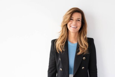 Çekici bir kadının stüdyo portresi dişlek gülümseyen ve kameraya bakan. Sarı saçlı, spor ceket giyen ve izole edilmiş beyaz arka planda duran bir kadın. Boşluğu kopyala. 