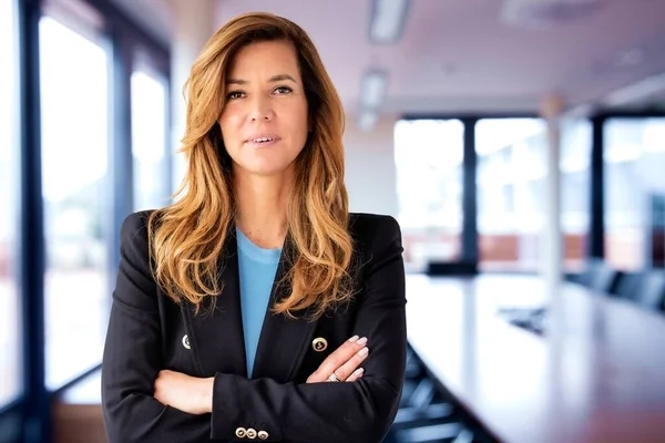 Retrato Una Empresaria Ejecutiva Sonriendo Mirando Cámara Mujer Pelo Rubio —  Fotos de Stock