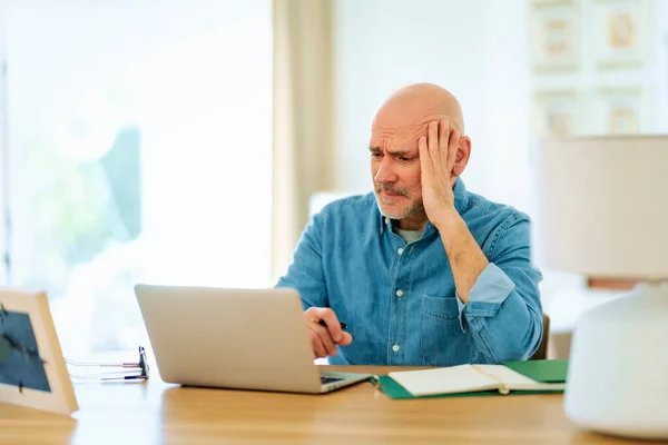 忧心忡忡的老人在家里用笔记本 中年男性上网工作 坐在办公桌前 总部办公室 — 图库照片
