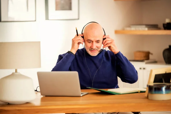 Customer Service Assistant Professional Man Wearing Headset While Sitting His — Fotografia de Stock