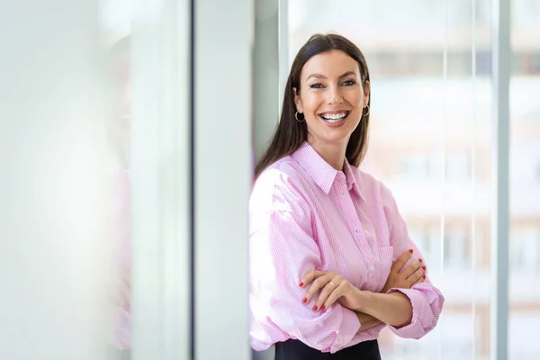 Retrato Una Atractiva Mujer Negocios Mirando Cámara Sonriendo Mientras Está —  Fotos de Stock