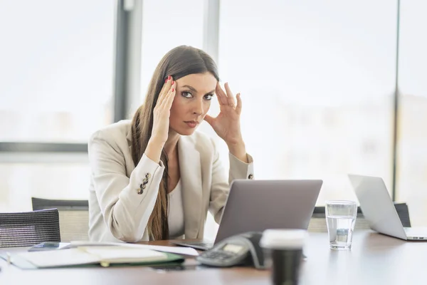 Cropped Shot Attractive Businesswoman Sitting Alone Her Office Suffering Headache — ストック写真
