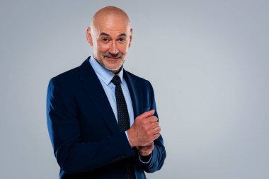 Takım elbiseli, kravatlı ve arka planda duran bir yönetici işadamının portresi. Boşluğu kopyala.