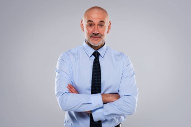 İzole edilmiş arka planda duran ve şaşırmış görünen bir adamın stüdyo portresi. Gömlek ve kravat takan bir iş adamı. Boşluğu kopyala.