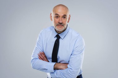 İzole edilmiş arka planda duran ve şaşırmış görünen bir adamın stüdyo portresi. Gömlek ve kravat takan bir iş adamı. Boşluğu kopyala.