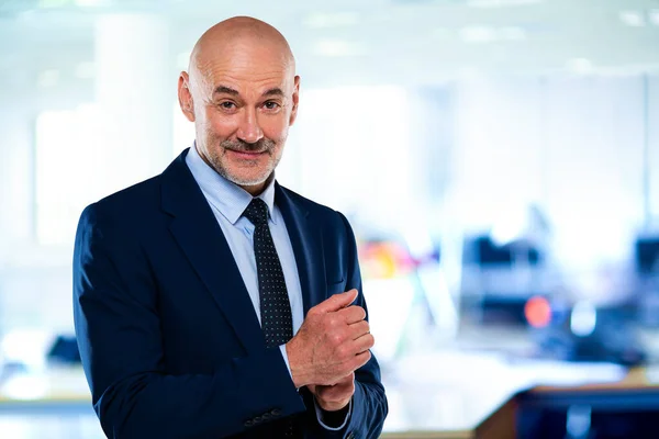 Empresário Executivo Vestindo Terno Gravata Enquanto Estava Escritório Profissional Masculino — Fotografia de Stock