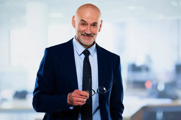 Biznesmen Garniturze Krawacie Stojący Biurze Profesjonalny Mężczyzna Patrzący Kamerę Uśmiechający — Zdjęcie stockowe