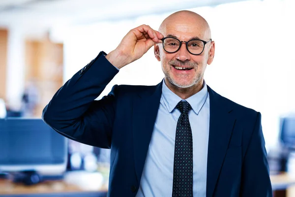 Yönetici Işadamı Ofiste Dikilirken Takım Elbise Kravat Takıyor Adam Gözlüklerini — Stok fotoğraf
