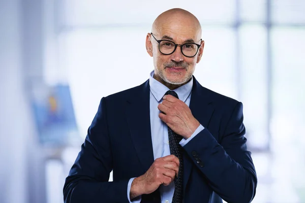 Empresário Executivo Vestindo Terno Gravata Enquanto Estava Escritório Profissional Masculino — Fotografia de Stock