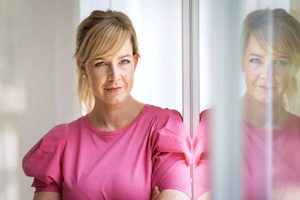 Nahaufnahme Porträt Einer Blondhaarigen Frau Die Fenster Steht Und Nachdenklich — Stockfoto