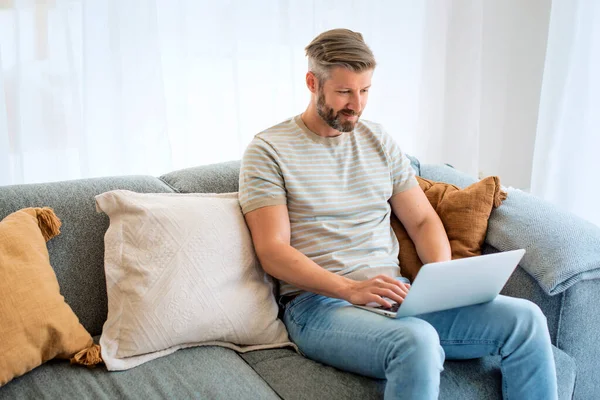 Pria Paruh Baya Duduk Sofa Rumah Dan Memakai Laptop Untuk — Stok Foto