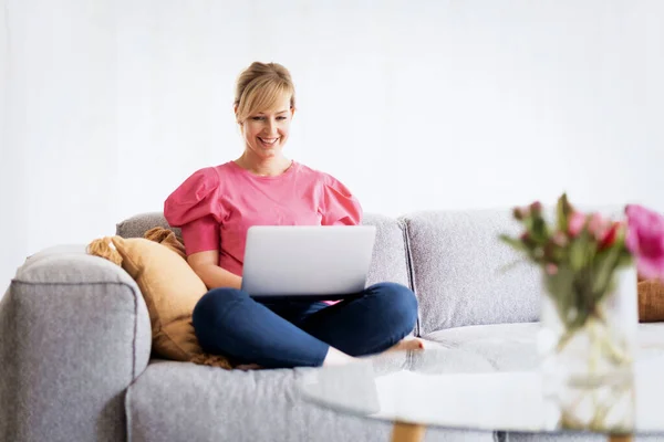 Mulher Loira Sentada Sofá Usando Laptop Para Trabalho Ter Videochamada — Fotografia de Stock