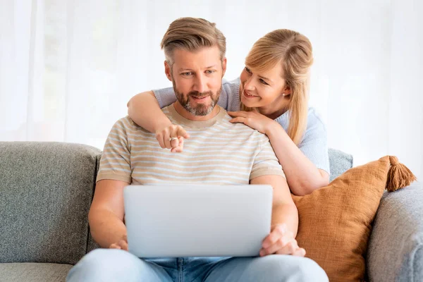 Happy Couple Relaxing Sofa Home Attractive Mid Aged Woman Handsome — Stock Photo, Image