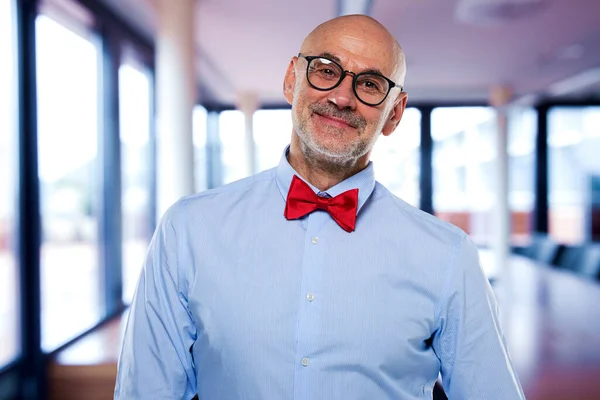 Close Empreendedor Masculino Sorridente Sala Conferências Ele Está Usando Gravata — Fotografia de Stock