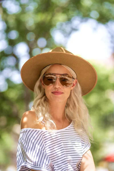 Sokakta Otururken Güneş Gözlüğü Şapka Takan Çekici Sarı Saçlı Kızın — Stok fotoğraf