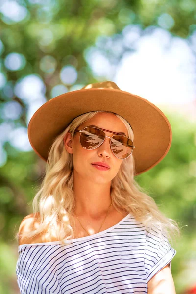 Крупный План Портрета Привлекательной Блондинки Солнечных Очках Шляпе Сидящей Улице — стоковое фото