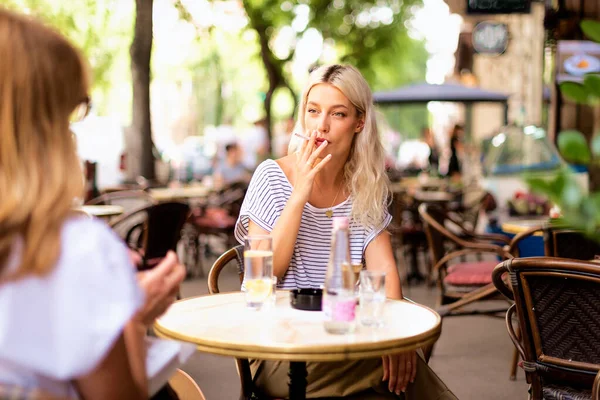 Jeune Femme Fumant Une Cigarette Buvant Café Assis Extérieur Sur — Photo