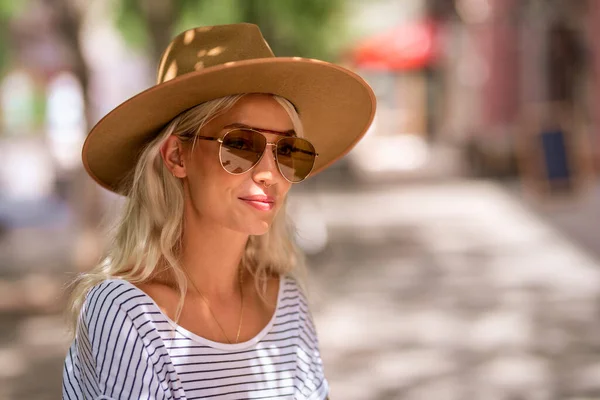 Крупный План Портрета Привлекательной Блондинки Солнечных Очках Шляпе Сидящей Улице — стоковое фото