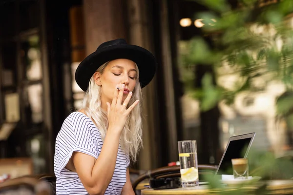 Молодая Женщина Сидит Свежем Воздухе Типичной Французской Террасе Кафе Курит — стоковое фото