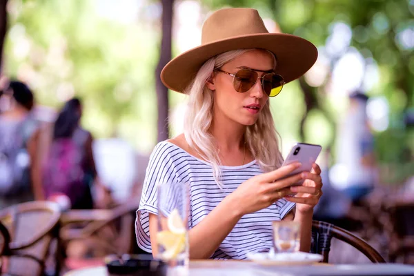 Молодая Женщина Пользуясь Мобильным Телефоном Текстовыми Сообщениями Пьет Кофе Свежем — стоковое фото