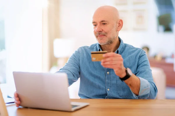 Orta Yaşlı Bir Adam Evde Oturuyor Online Alışveriş Için Kredi — Stok fotoğraf