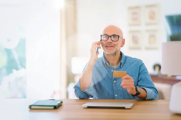 Homem Meia Idade Sentado Casa Usando Cartão Crédito Telefone Celular — Fotografia de Stock