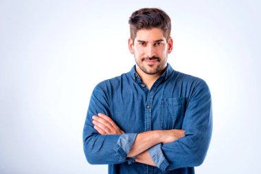 Yakından bakınca, gömlek giyen ve beyaz arka planda duran yakışıklı bir adam. Uzayı kopyala Stüdyo çekimi.