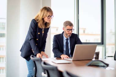 Toplantı odasında dizüstü bilgisayarda çalışan iki iş adamının vurulması. Ofiste takım çalışması.. 