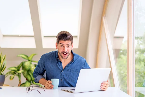 Odnoszący Sukcesy Biznesmen Siedzący Przy Biurku Korzystający Laptopa Krzyczący Radości — Zdjęcie stockowe