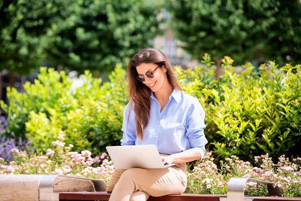 Brunette Haired Woman Sitting Bench City Using Laptop Work Happy — Stock Photo, Image