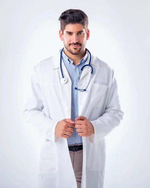 中年医学专业人员的肖像 微笑的男医生穿着实验室的外套 他的背景是灰色的 — 图库照片