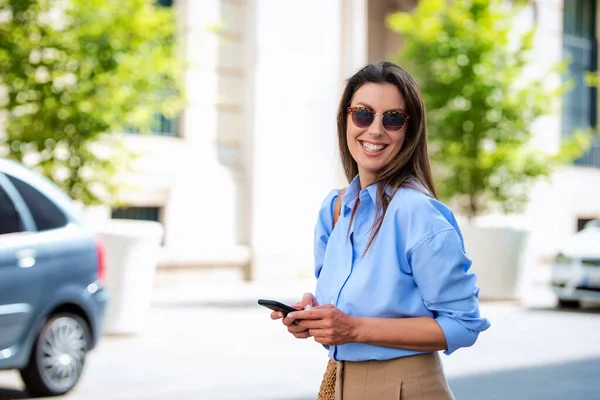 Brunhårig Kvinna Som Går Gatan Och Använder Mobiltelefon Attraktiv Kvinna — Stockfoto