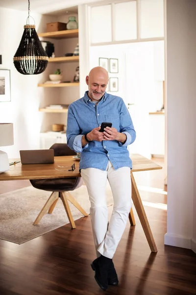 Homem Meia Idade Feliz Sala Estar Casa Usando Smartphone Homem — Fotografia de Stock