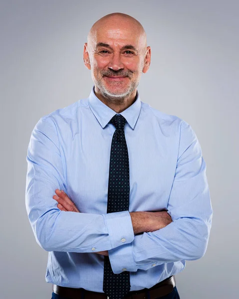 Lächelnder Geschäftsmann Mittleren Alters Vor Grauem Hintergrund Selbstbewusster Geschäftsmann Lässiger — Stockfoto