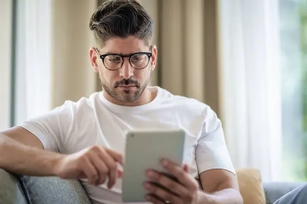Close Van Een Man Met Zijn Digitale Tablet Thuis Bank — Stockfoto